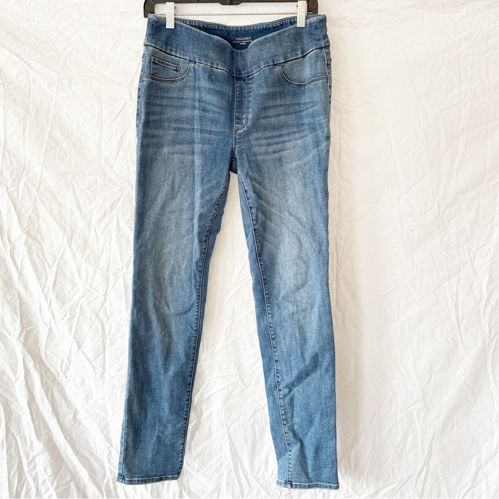 Chico’s NWOT Straight Leg Denim Stretchy Jeggings size 4